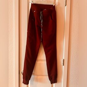FIG MARRON RED JOGGER SCRUBS XST